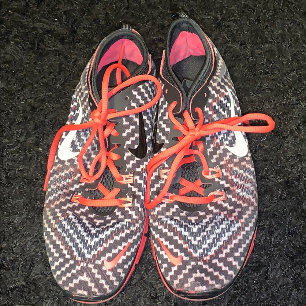Size 8 pink and black nike sneakers